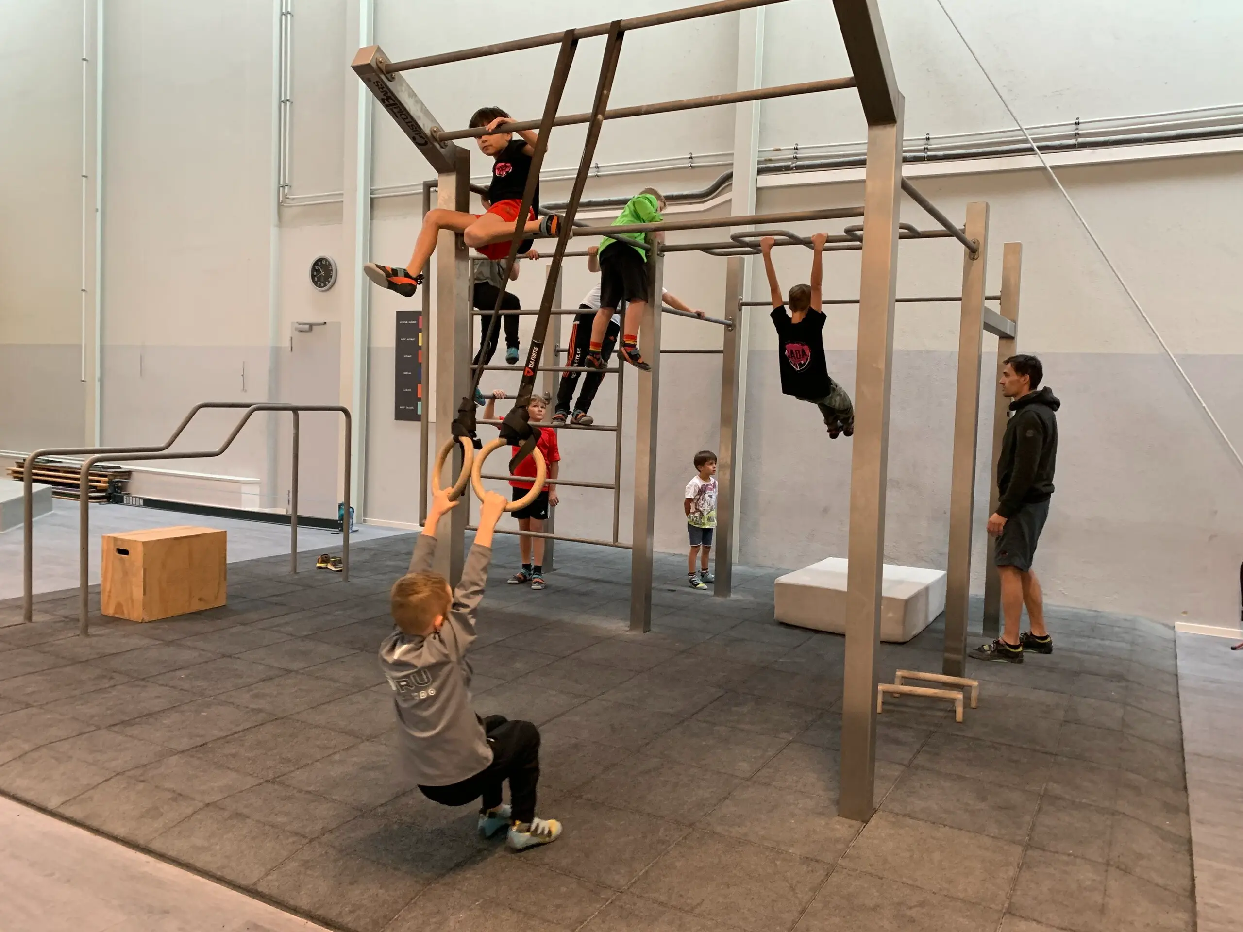 Bild von Kindern beim Klettern auf Klettergerüst in der Halle