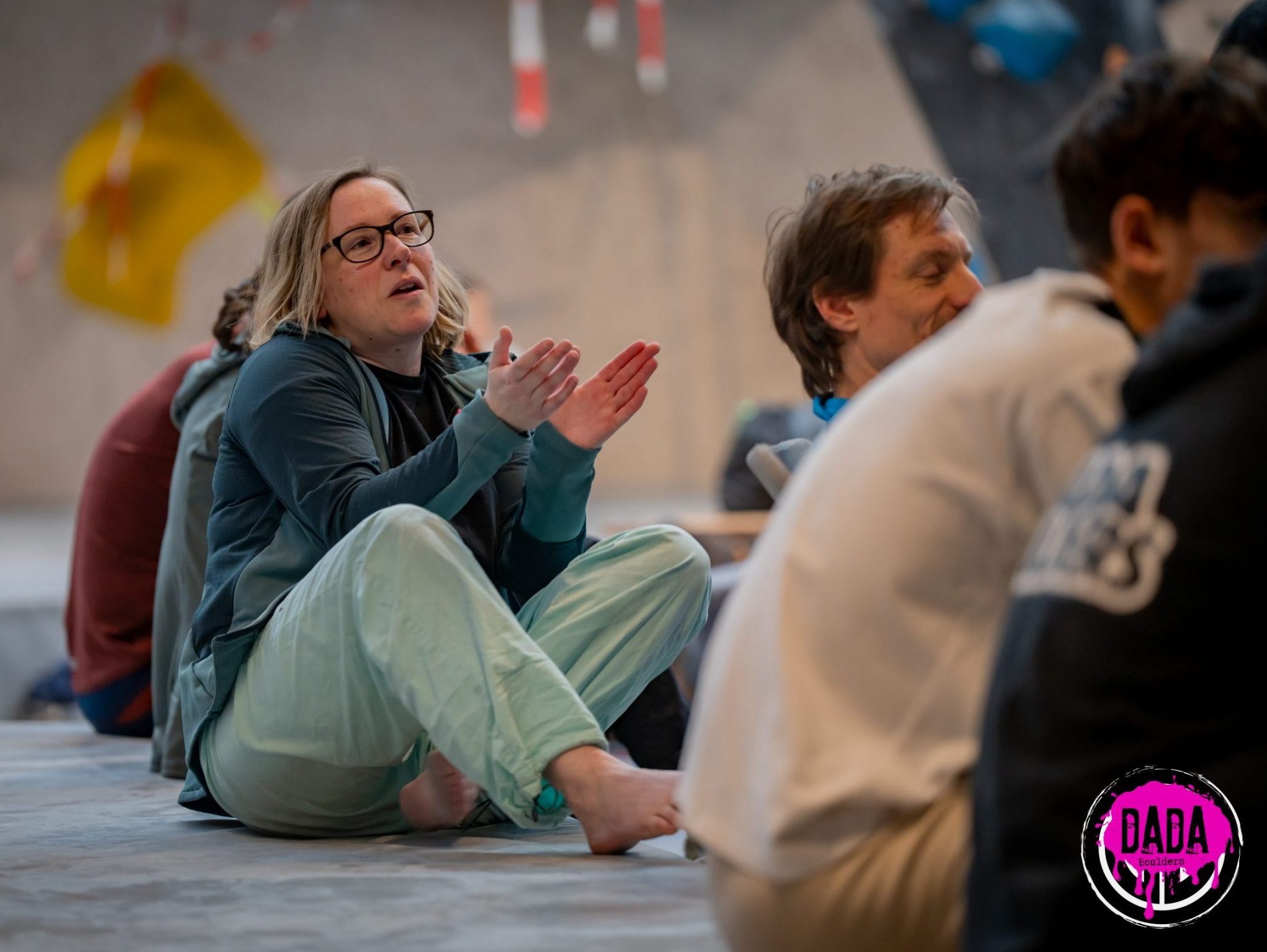 Frau in der Boulderhalle, klatschend